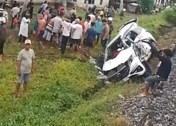 Video: Mobil Tertabrak Kereta Api di Padang Pariaman