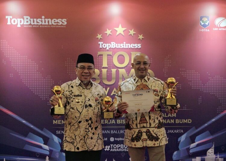 Wakil Wali Kota Padang Maigus Nasir hadir menerima tiga penghargaan sekaligus dalam ajang Top BUMD Awards 2025 yang digelar di Dian Ballroom, Hotel Raffles, Jakarta, Senin (28/4/2025).