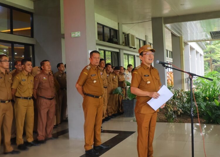 Wali Kota Payakumbuh, Zulmaeta memimpin Apel perdana pasca libur lebaran di halaman Balai Kota, Selasa (8/4/2025).