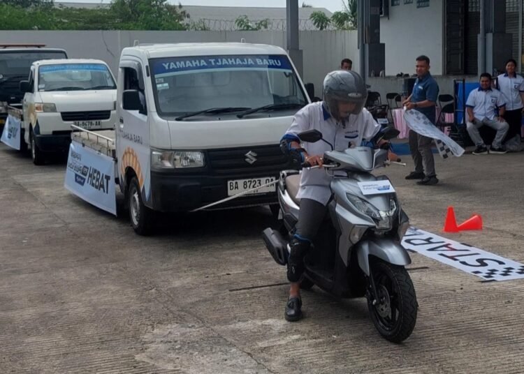 Yamaha Gear Ultima 125 Hybrid diuji ketangguhanya menarik kendaraan seberat total 6,5 ton yang terdiri dari dua unit pikap dan satu unit truk.