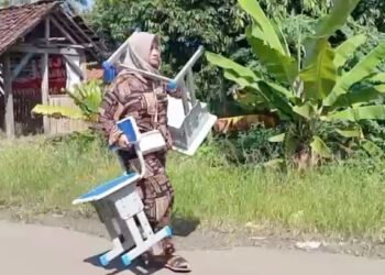 Viral Aksi Orang Tua Murid Tenteng Meja Kursi ke Sekolah Usai Anaknya Dituduk Merusak