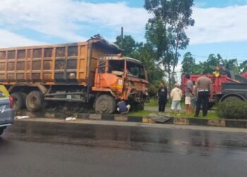 Kecelakaan Tunggal di Padang, Truk Tronton Tabrak Pembatas Jalan dan Lampu Lalu Lintas