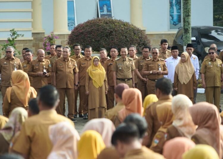 Apel Gabungan ASN di Halaman Kantor Bupati Solok Selatan. (foto: Pemerintah Kabupaten Solok Selatan).