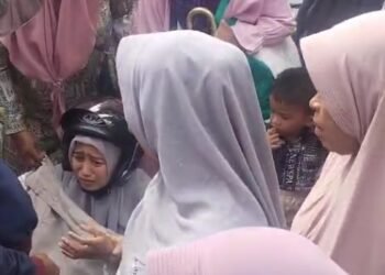 Video: Pemotor Wanita Jatuh dari Motor di Padang, Disebut-sebut Gegara Didorong Petugas