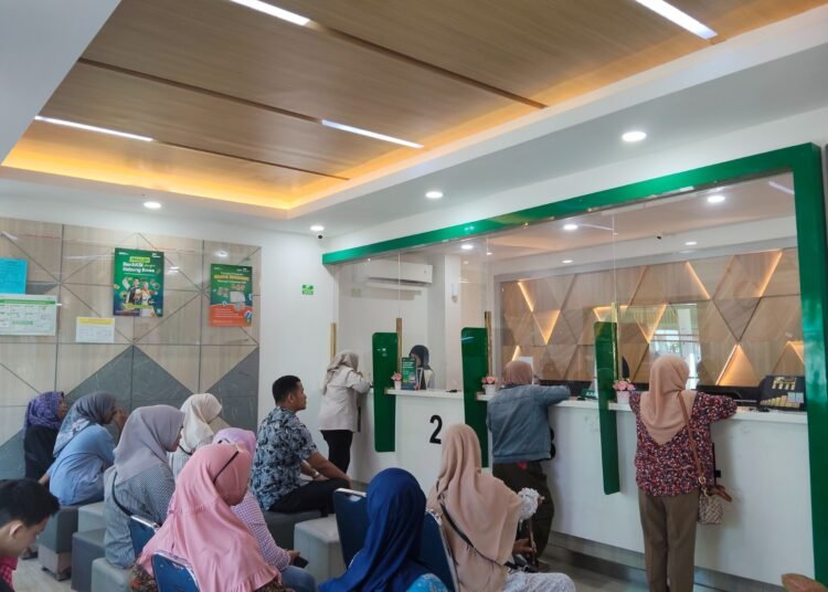 Suasana Kantor Pegadaian Tarandam Kota Padang, Kamis(10/4). Foto/Habil Ramanda