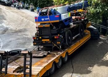 Jalur Sitinjau Lauik Sempat Macet gegara Truk Nyangkut