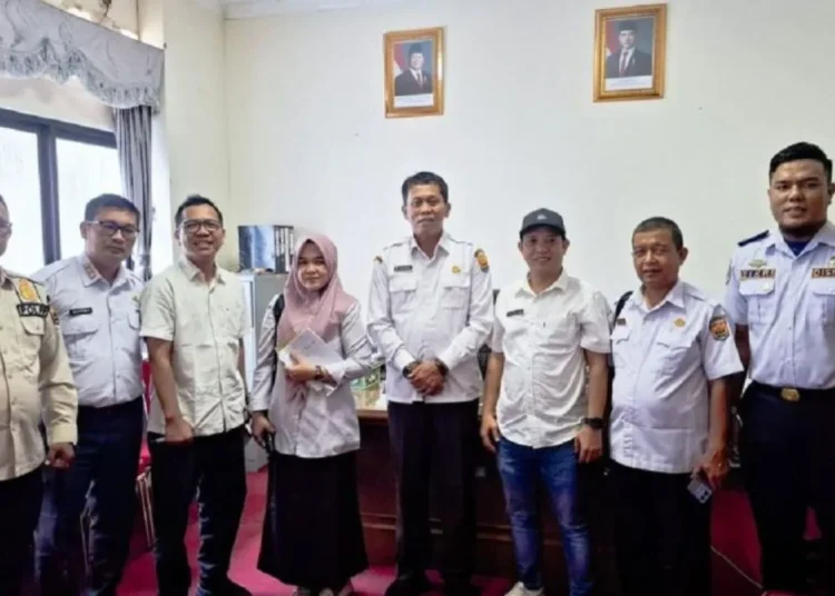 Asisten II Setdako Pariaman, Elvis Chandra (tengah) usai Rapat Persiapan Pelaksanaan Hardiknas Tahun 2025.