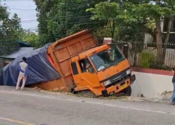 Kecelakaan di Jalan Lintas Solok-Padang, Truk Mundur Masuk Parit