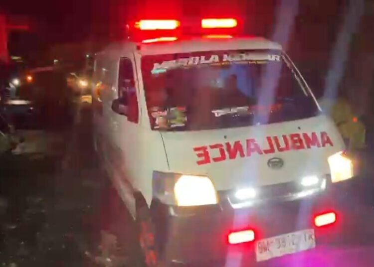 Ambulans evakuasi sopir truk yang ditemukan meninggal dalam kendaraan di Sitinjau Lauik, Selasa (22/4).