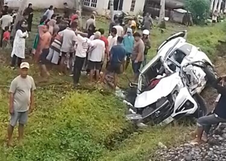 Toyota Rush tertabrak kereta api di kawasan Paguah Duku Pauah Kamba, Kecamatan Nan Sabaris, Padang Pariaman pada Kamis (17/4) sekitar pukul 09.15 WIB.