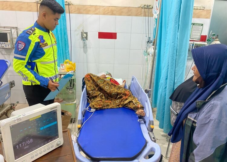 Polisi cek bocah korban kecelakan yang terjadi di Jorong Bukit Apit Kenagarian Sungai Talang Kecamatan Guguak Kabupaten 50 Kota pada Sabtu (26/4)