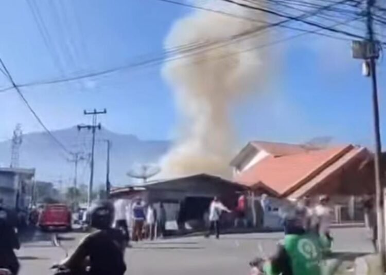 Kebakaran di kawasan Aur Kuning, dekat Masjid Jamiak Aur Kuning, Kota Bukittinggi pada Jumat (30/5) pagi.