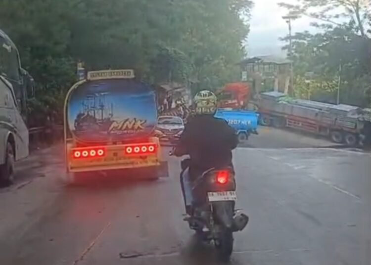 Truk tersangkut di Sitinjau Lauik, Jumat (9/5) pagi