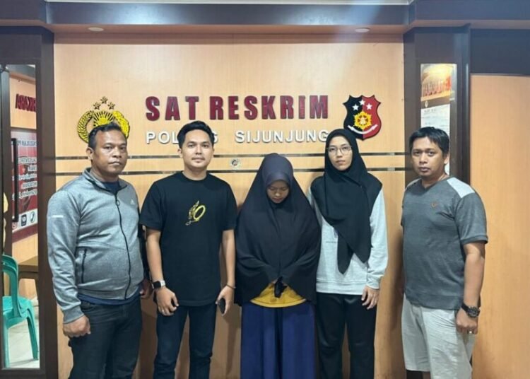 Tersangka (tengah) diamankan di Mapolres Sijunjung. Ist