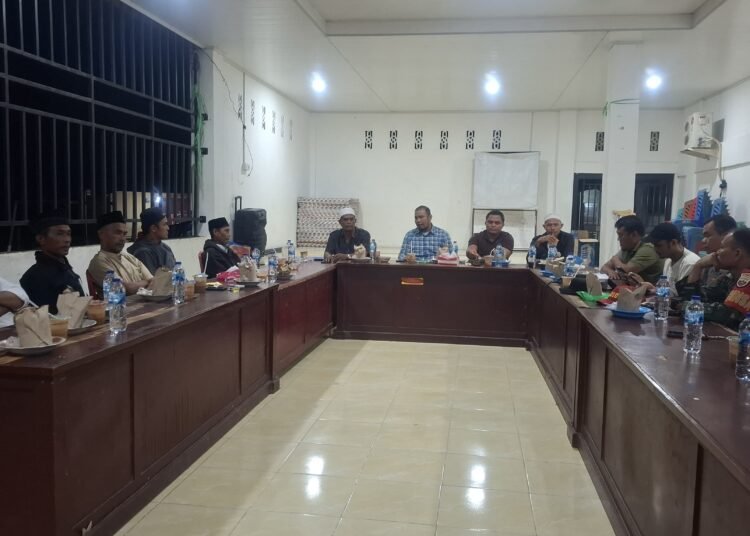 Seluruh elemen Nagari Koto Baru menggelar musyawarah luar biasa terkait kasus ayah tiri aniaya anak gadis hingga tewas. (foto: Guspira/kabarminang.com).
