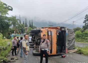 Truk Muatan Makanan Ringan Terguling di Padang Panjang