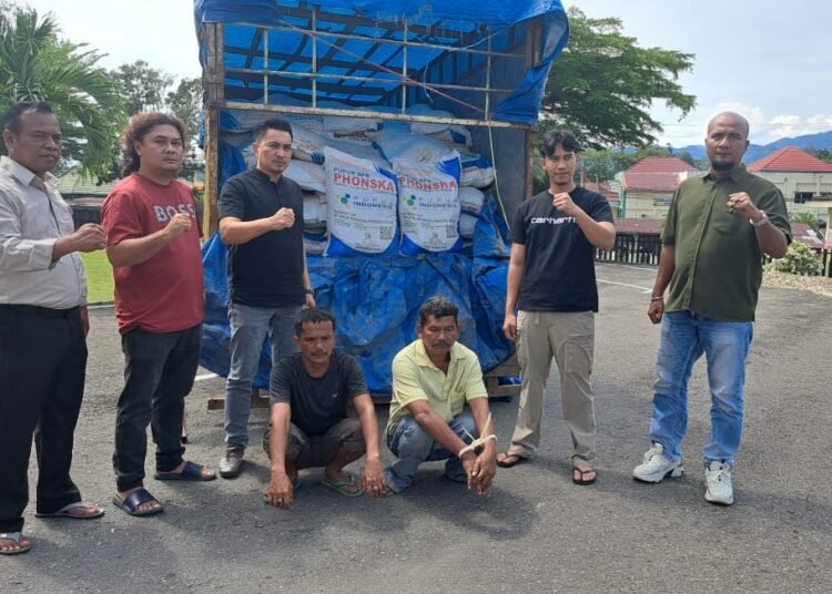 Dua pelaku dan barang bukti pupuk subsidi diamankan Satreskrim Polres Sijunjung.
