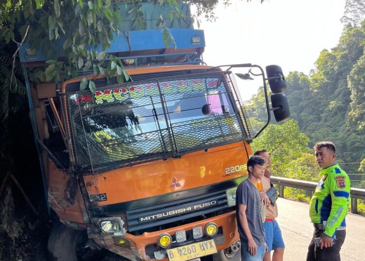 Insiden kecelakaan di Tanjakan Silaing, Padang Panjang pada Senin (12/5).
