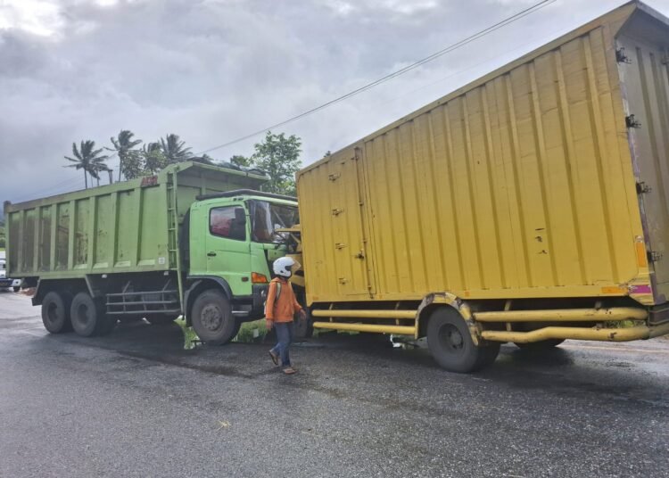 Kecelekaan di Kabupaten Solok, dua truk bertabrakan adu banteng pada Rabu (14/5).