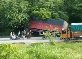 Rem Blong, Truk Tabrak Dinding Tebing di Sitinjau Lauik