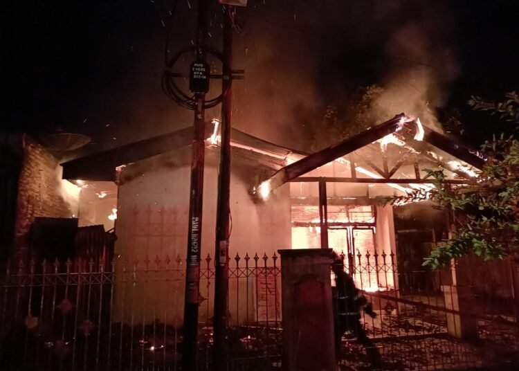 Sebuah rumah ludes terbakar di Padang. (foto: Dok. Damkar Padang).