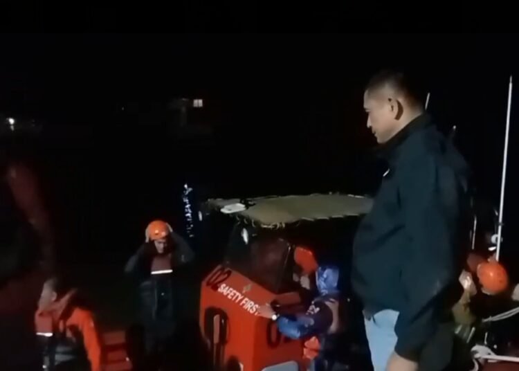 Proses evakuasi nelayan di Padang. (foto: Dok. Basarnas Padang).