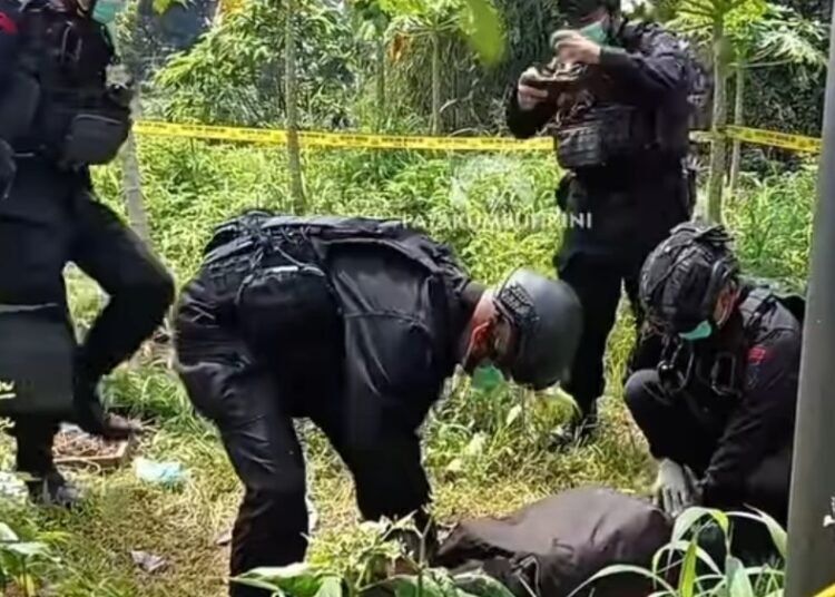 Polisi mengevakuasi mortir yang ditemukan warga di Nagari Koto Tuo, Kecamatan Harau, Limapuluh Kota, pada Selasa (20/5). IST