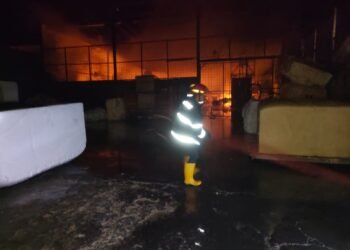 Kebakaran Hebat di Gudang Spring Bed di Padang, Dua Petugas Terluka