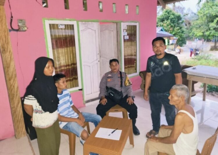 Bhabinkamtibmas Polsek Sungai Pagu Solok Selatan Aipda Riki Andrea memediasi korban dan pelaku pencuri beras. Foto: Tribratanews