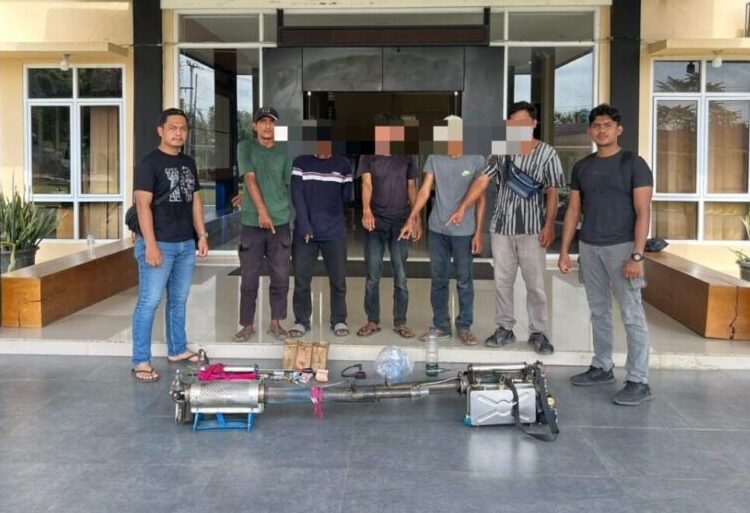 5 Pria Pungli Berkedok Fogging diamankan polisi di Dharmasraya. Ist