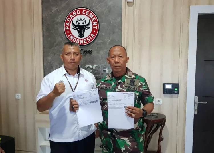 Staf TJSL Unit CSR PT Semen Padang, Nurwan, foto bersama dengan perwakilan Lantamal II Padang usai penyerahan bantuan 250 zak semen untuk mendukung program Karya Bhakti TNI AL