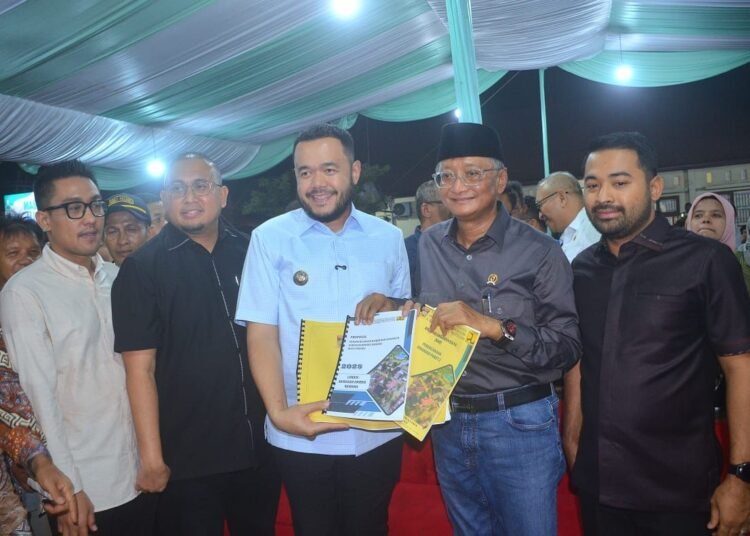Wali Kota Padang Fadly Amran mengajak Menteri Pekerjaan Umum Republik Indonesia Dody Hanggodo berkunjung ke Jondul Rawang Kecamatan Padang Selatan dan menyerahkan proposal pengendalian banjir pada Jumat (2/5) malam