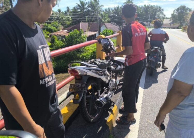 Pemotor kecelakaan di Jembatan Sungai Limau, Nagari Kuranji Hilir, Kecamatan Sungai Limau, Kabupaten Padang Pariaman, Sabtu (17/5) sore.