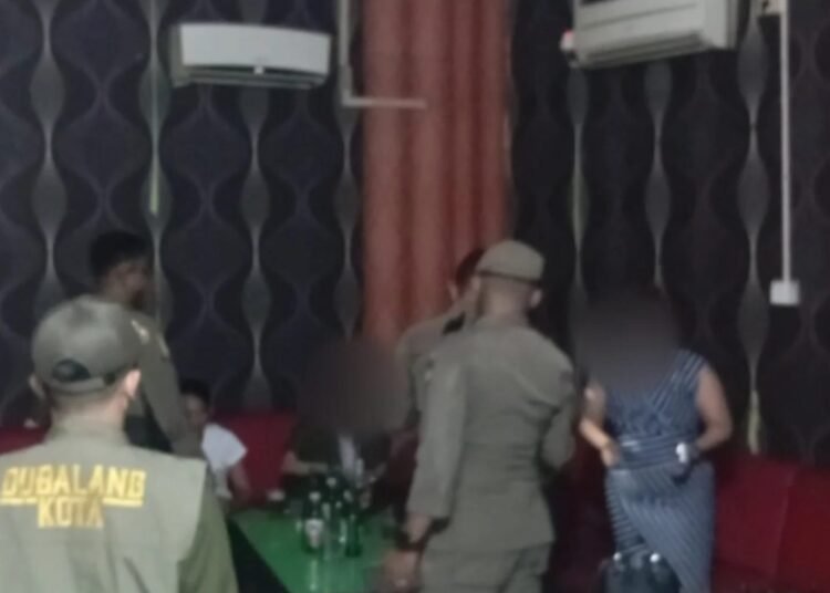 Satpol PP Padang merazia salah satu kafe pada Jumat (2/5) dini hari.