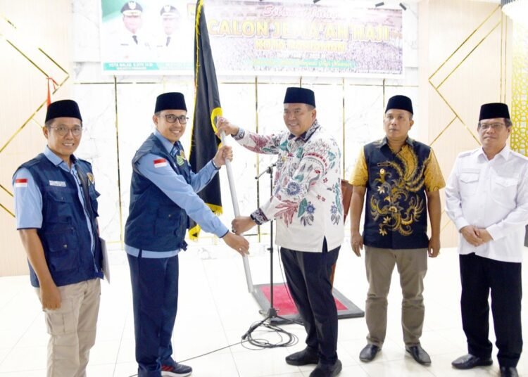 Wali Kota Pariaman, Yota Balad menyerahkan bendera sebagai simbol melepas Jemaah Calon Haji (JCH) Kota Pariaman Tahun 2025 di Pendopo Wali Kota Pariaman, Kamis (15/5).