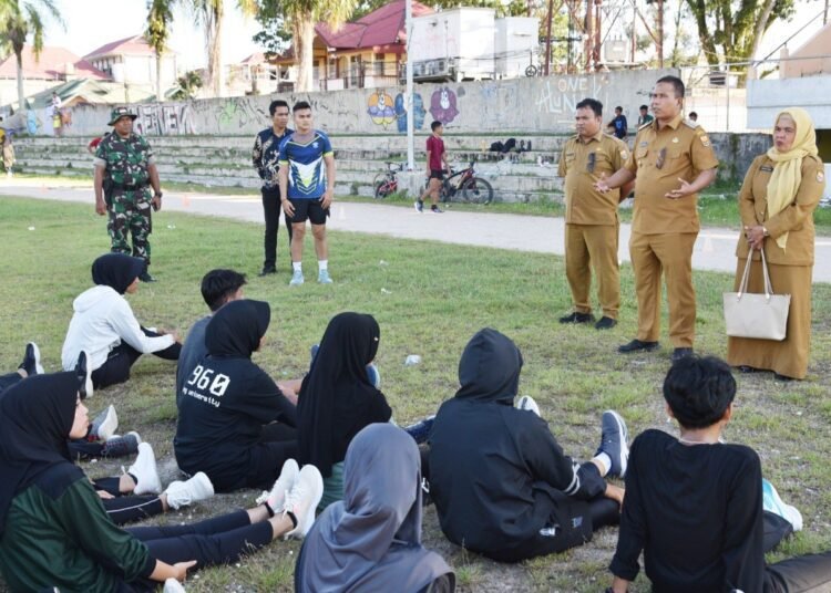 Wakil Wali Kota Pariaman Mulyadi meninjau latihan fisik peserta Bimbingan Belajar (Bimbel) Gratis Sekolah Kedinasan di Youth Center, Desa Rawang Kecamatan Pariaman Tengah, Senin (19/5) sore.