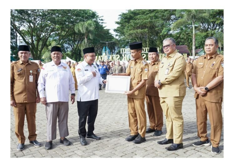 Wakil Bupati Solok Selatan, Yulian Efi menerima penghargaan. (foto: Pemkab Solok Selatan).