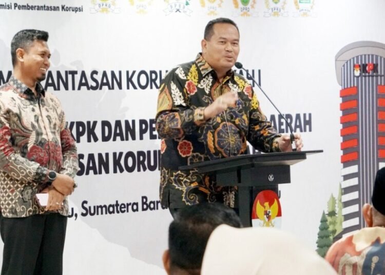 Wali Kota Pariaman Yota Balad menyampaikan sambutan saat Rapat Kordinasi Penguatan Sinergi Kolaborasi Bersama Komisi Pemberantasan Korupsi (KPK) di Gedung KPK, Rabu (21/5).