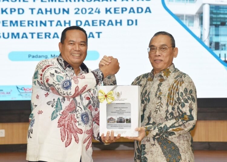 Kepala BPK-RI Perwakilan Sumbar, Sudarminto menyerahkan LHP kepada Wali Kota Pariaman, Yota Balad. (foto: Pemko Pariaman).