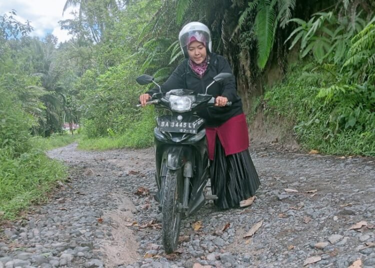 Mairiyan Yuliarti, S.Pd.I, seorang guru agama honore di SDN 11 Padang Sago, Padang Pariaman.