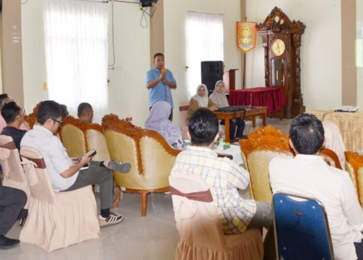 Wakil Wali Kota Pariaman, Mulyadi, memberi sambutan saat kajian rencana penghentian operasional open dumping Tempat Pembuangan Akhir Sampah (TPA) di Aula Rumah Dinas Wakil Wali Kota Pariaman, Kamis (29/5).