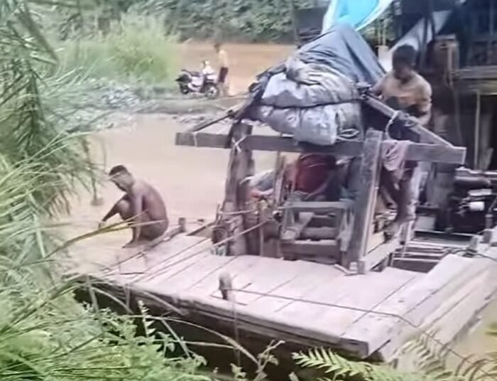 Tangkapan layar aktivitas tambang diduga ilegal di Pulau Karam Nagari Lubuk Ulang Aling Tengah Kecamatan Sangir Batanghari, Kabupaten Solok Selatan. Ist