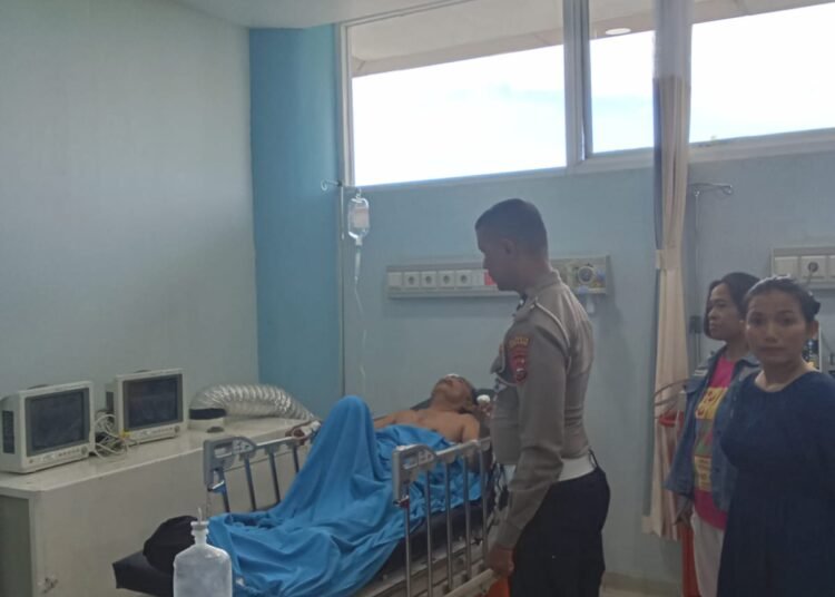 Seorang pengendara motor dirawat di Rumah Sakit Semen Padang setelah kecelakaan di di Jalan Raya Padang–Indarung, tepatnya di dekat simpang empat Jalan Baru, Kecamatan Lubuk Kilangan, Kota Padang, pada Sabtu (17/5) sore. Foto: Polsek Lubuk Kilangan