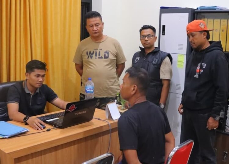 Unit PPA Satreskrim Polres Pesisir Selatan sedang memeriksa tersangka J. Ist