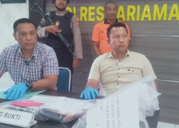 Pelaku dan barang bukti diperlihatkan saat jumpa pers di Mapolres Pariaman, Kamis (15/5).