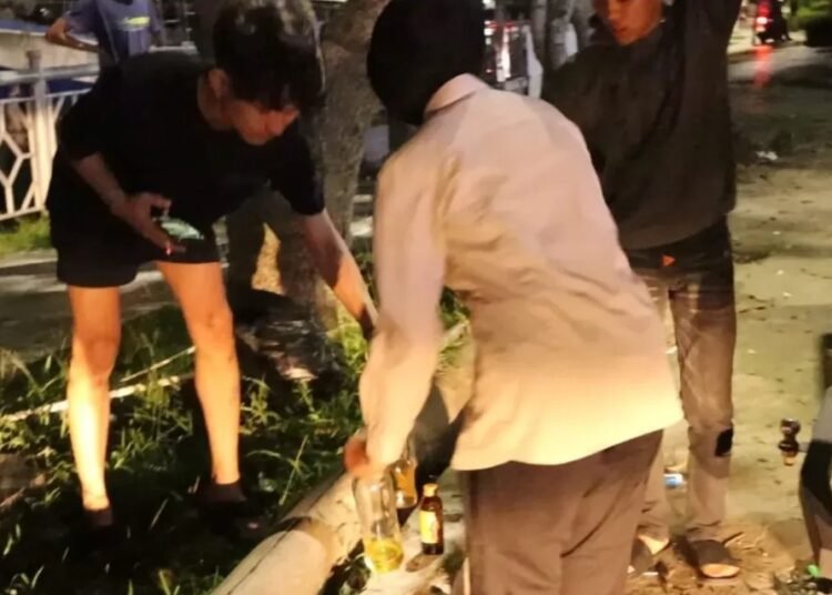 Petugas menemukan minuman beralkohol saat mengamankan tiga perempuan di Batang Arau Padang pada Sabtu (10/5) dini hari.