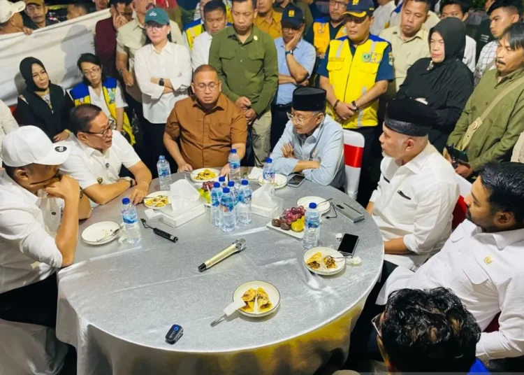 Wali Kota Bukittinggi, Ramlan Nurmatias saat kunjungan Menteri PU, Dody Hanggodo bersama Legislator RI, Andre Rosiade dan Gubernur Sumbar, Mahyeldi. (foto: Pemko Bukittinggi).