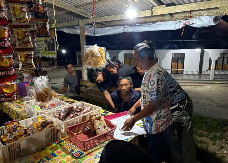 Proses penangkapan seorang kakek yang mencabuli anak tetangganya di Kota Pariaman. (foto: Dok. Polres Pariaman).