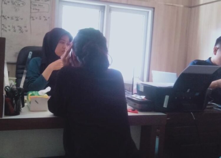 Ibu siswi SMP berinisial AJ (15) diminta keterangan oleh polisi di Markas Polres Pariaman pada Rabu (7/5). Foto: Rendi Hakimi