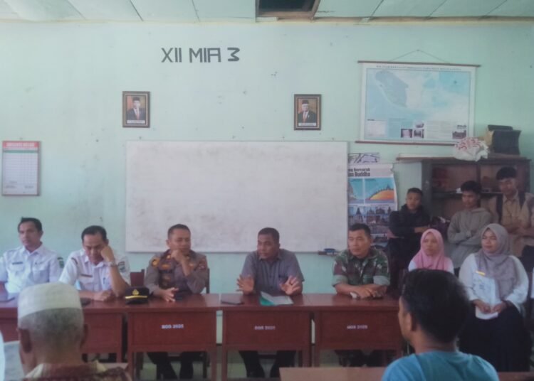 Mediasi antara pihak sekolah, keluarga korban, dan aparat kepolisian terkait kasus dugaan pelecehan di SMA Negeri 1 Sungai Geringging, Padang Pariaman. (foto: Rehasa/Sumbarkita.id).